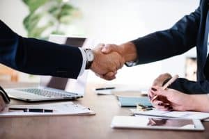 2 men shaking hands after agreeing a debt recovery deal and the transparent process that comes with it which is important of businesses looking to recover debts in melbourne